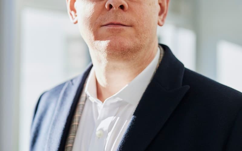 How to Create AI Headshots for LinkedIn